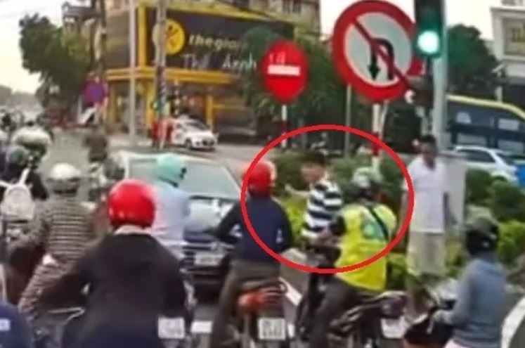 Tai xe xe may bi hanh hung vi chan dau oto di nguoc chieu hinh anh