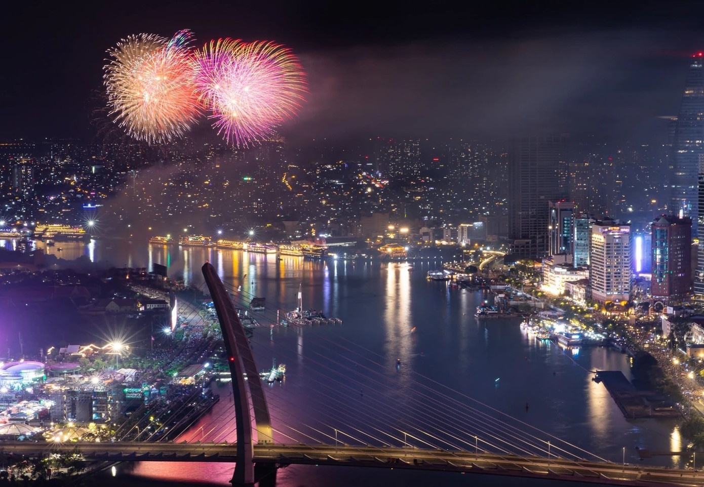 TP.HCM to chuc ban phao hoa nghe thuat toi 30/4 hinh anh