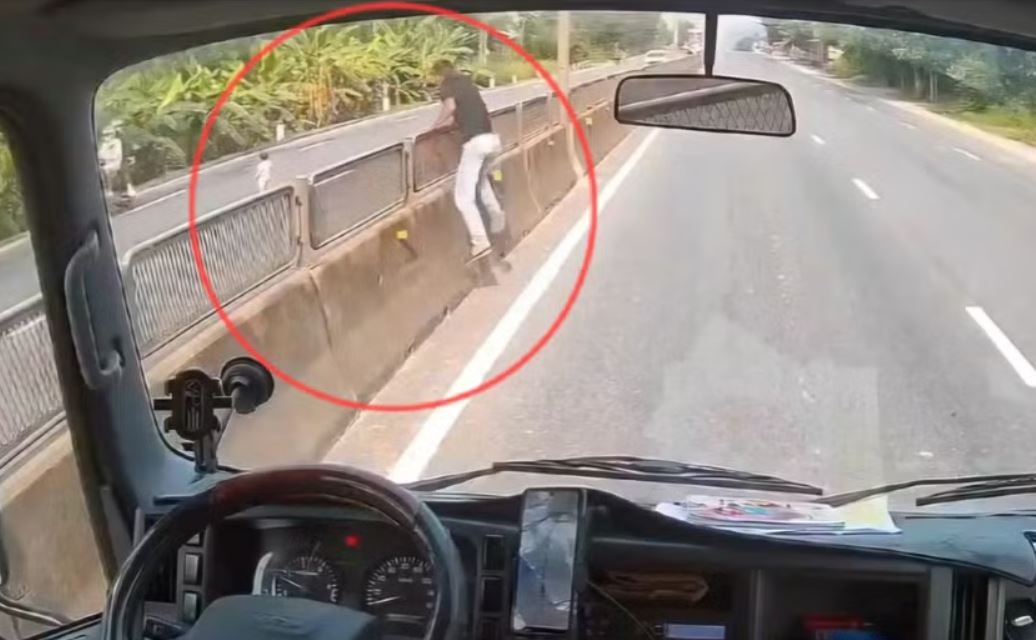 Tai xe lieu linh dung xe giua quoc lo cuu be gai hinh anh