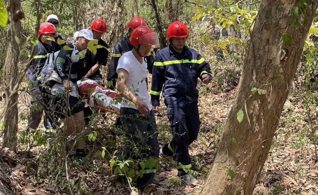 Giai cuu nu du khach Trung Quoc tren Nui Dinh hinh anh