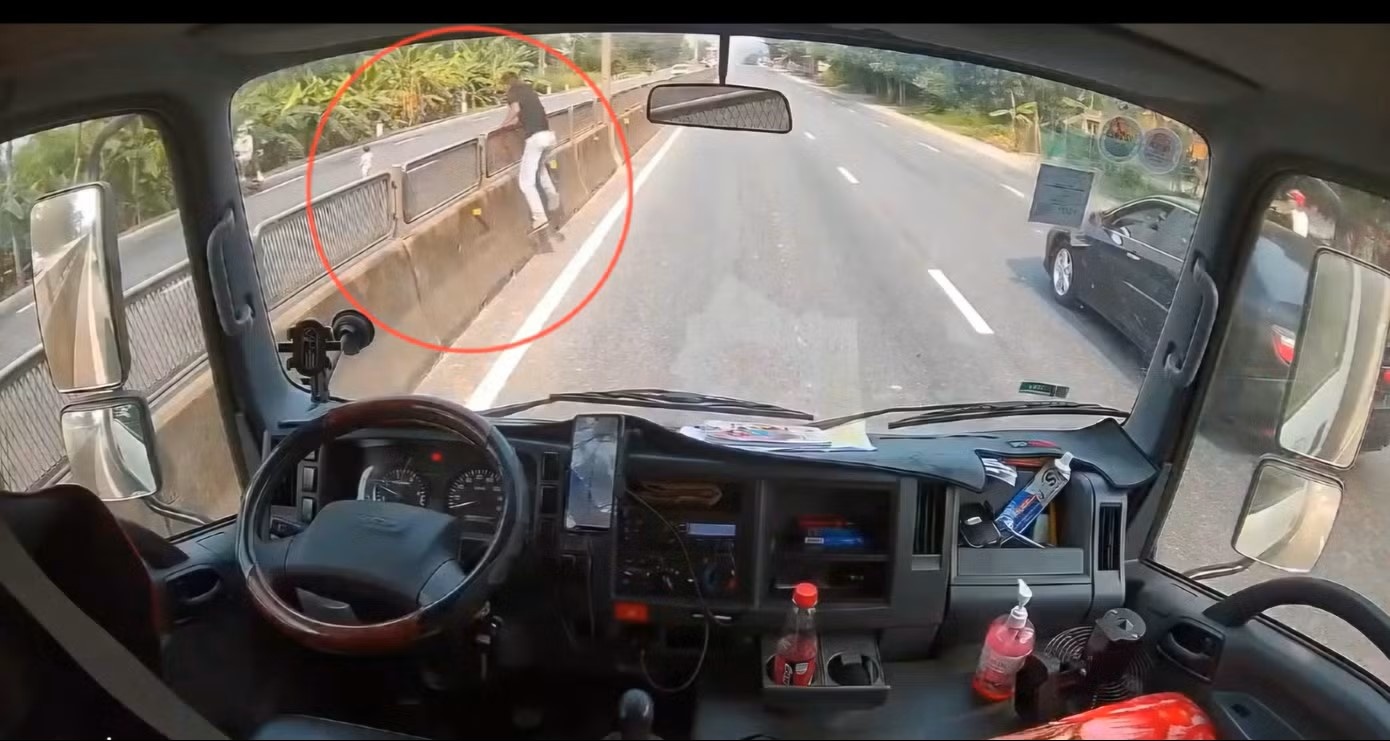 Tai xe cuu be gai anh 1