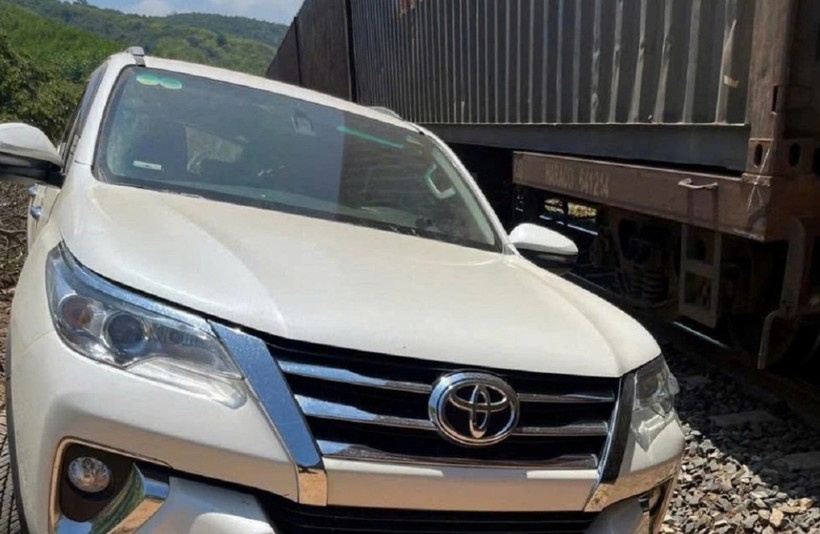 Tau hoa hat vang oto khoi duong sat hinh anh