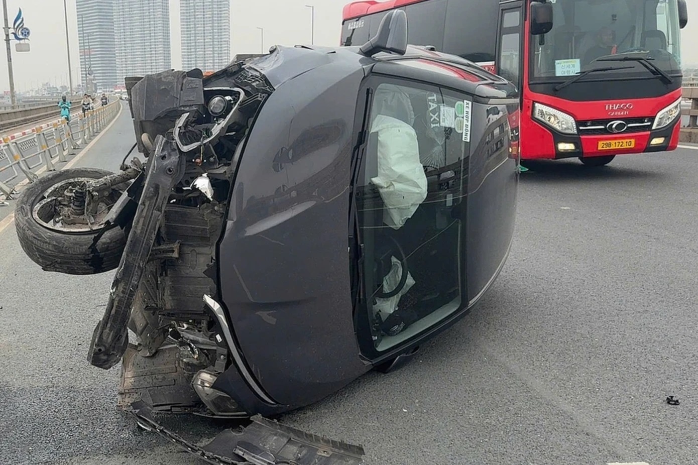 Tai xe taxi buon ngu dam do rao chan hinh anh