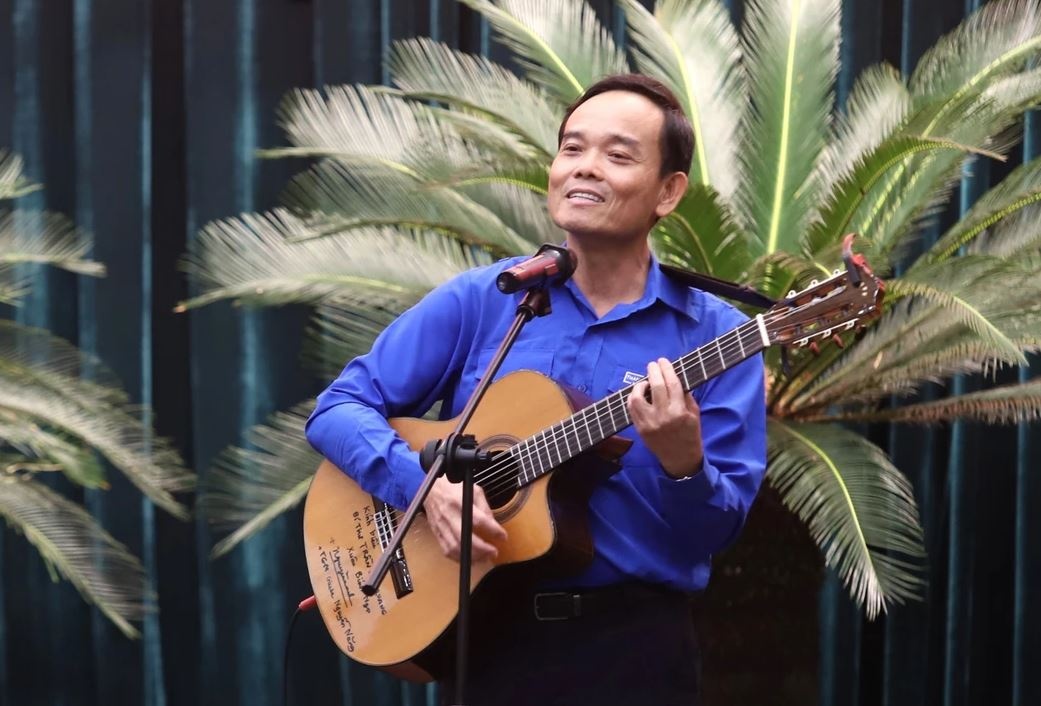 Bi thu Thanh uy TP.HCM om dan, hat khi gap go thanh nien hinh anh