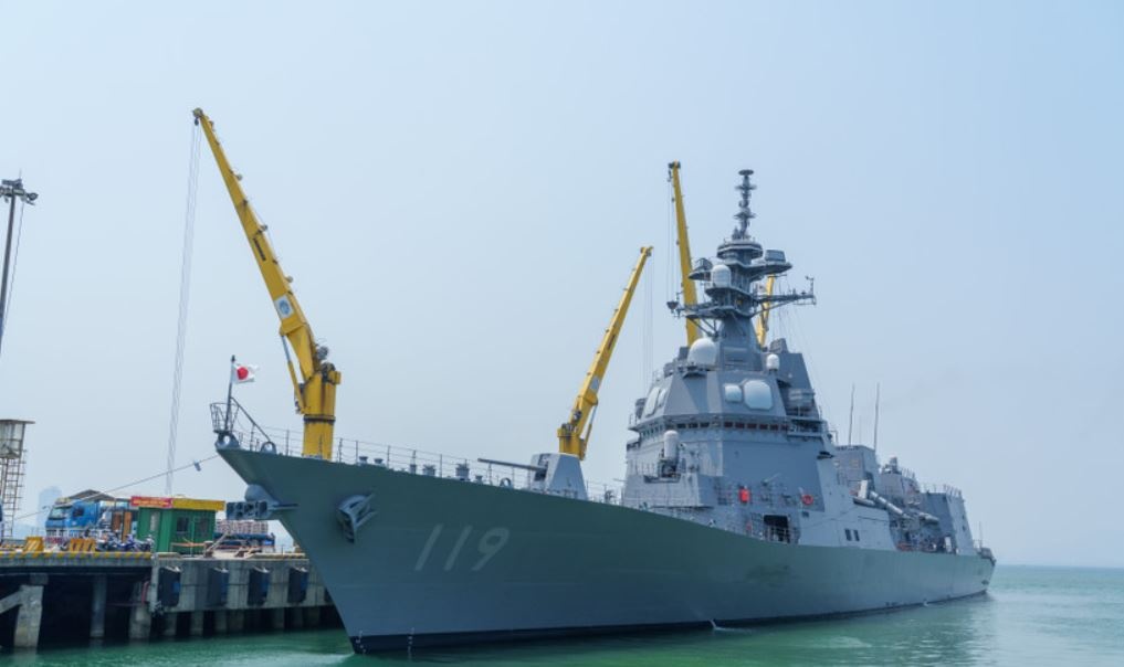 Can canh chien ham Asahi Nhat Ban tai cang Tien Sa hinh anh