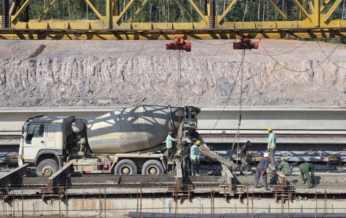 Gia nhien lieu tang, nha thau cao toc linh hoat thi cong hinh anh