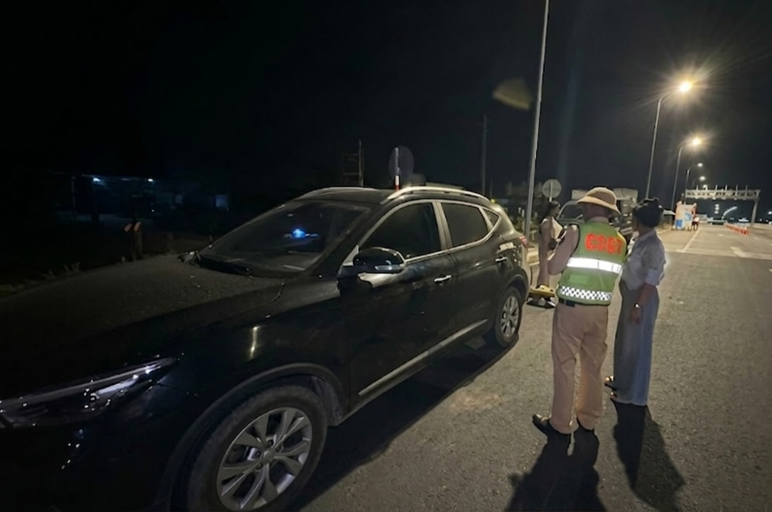 Giao xe cho nu tai xe chay qua toc do, chu xe bi phat 17 trieu hinh anh