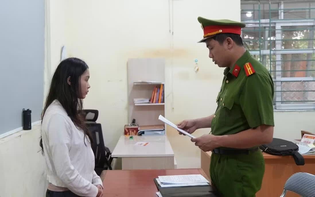 Nguoi phu nu cam dau duong day livestream noi dung kich duc bi bat hinh anh