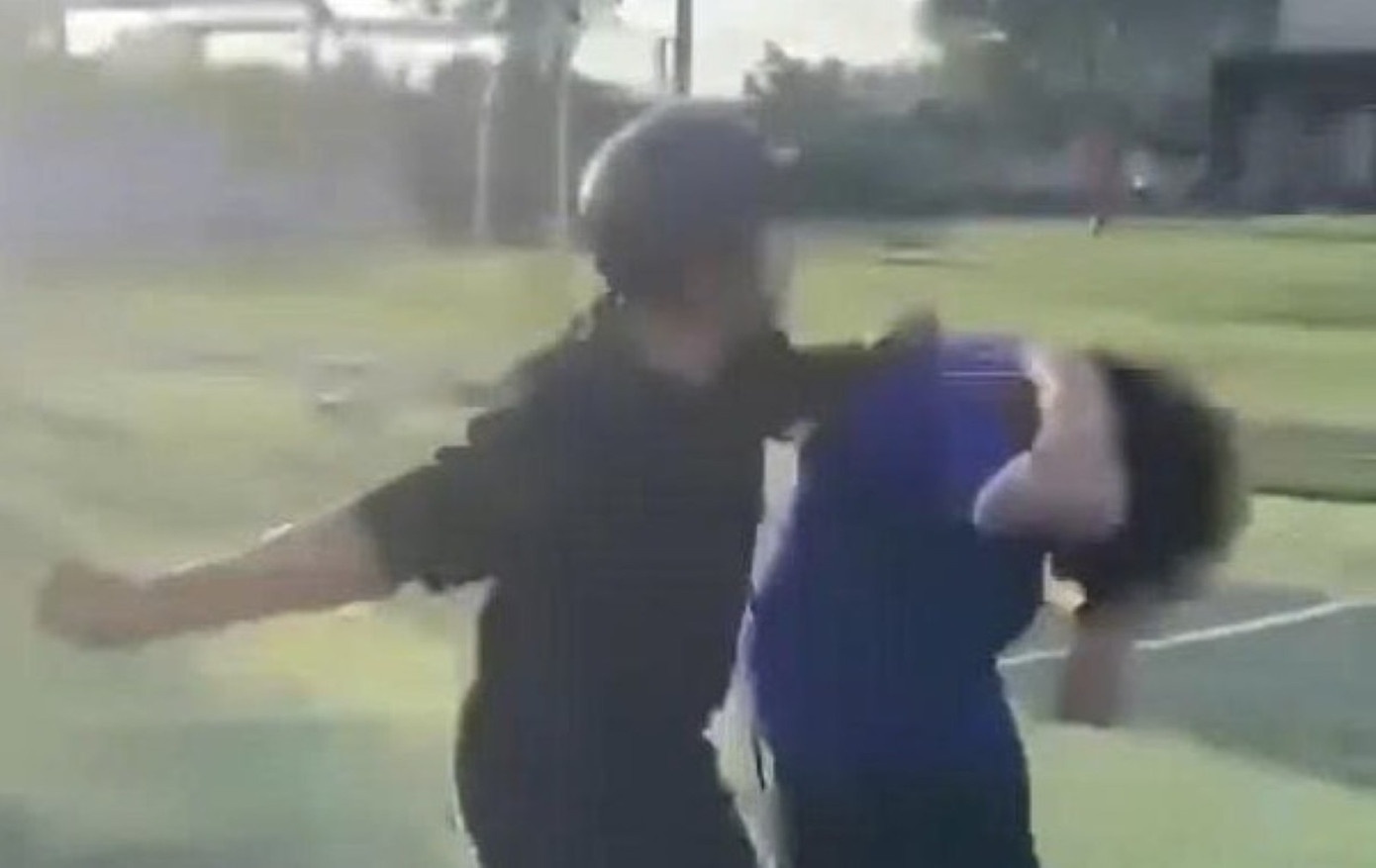 Xem clip con trai bi ban danh toi tap, nguoi me lap tuc bao cong an hinh anh