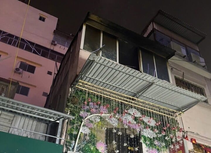 Chay nha do nau an, hai thanh vien cuu hoa bi ngat khoi hinh anh