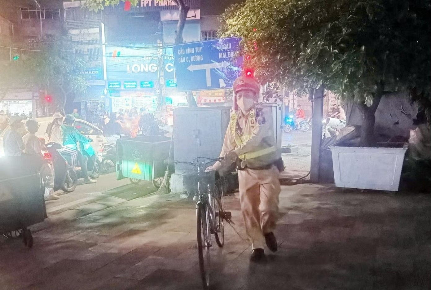 Dinh nong do con, nguoi di xe dap bo lai xe roi roi di hinh anh