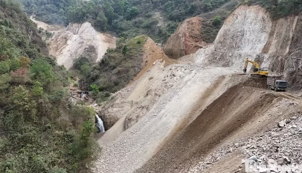 Hai cong nhan bi vui lap tai du an duong noi cao toc Noi Bai - Lao Cai hinh anh