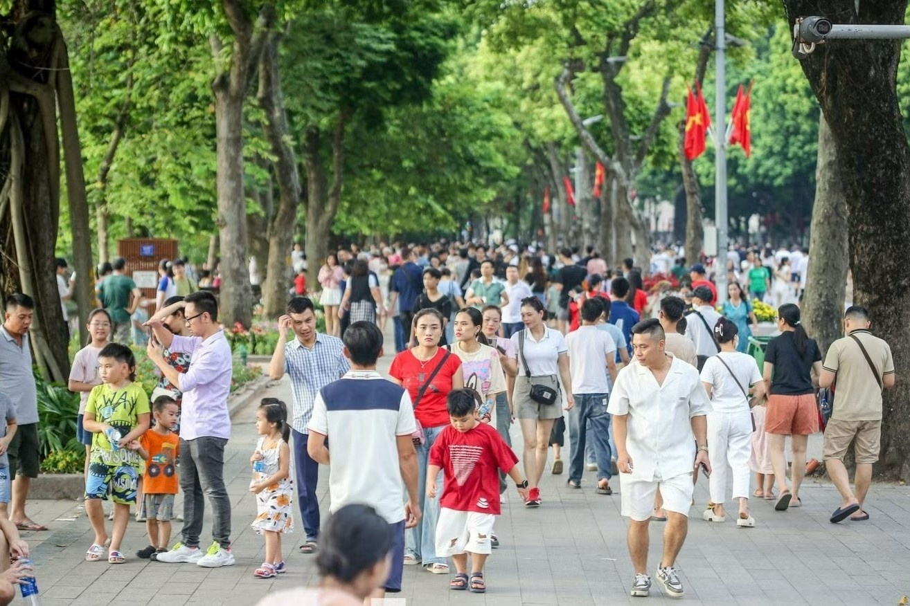 Nghi Le Gio to va 30/4 - 1/5: Co nen hoan doi lam viec de nghi 9 ngay? hinh anh