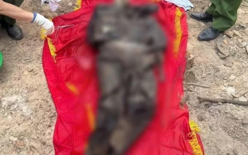 Thi the nam gioi dang bi phan huy noi tren ho nuoc hinh anh