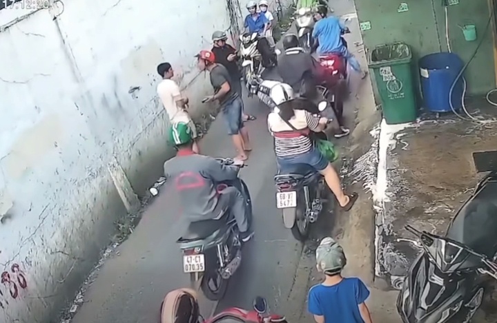 Xac minh vu thanh nien hanh hung nguoi can ngan sau va cham giao thong hinh anh