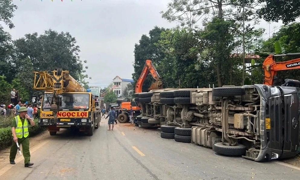 Bat giam tai xe vu lat xe dau keo khien 2 nguoi tu vong o Phu Tho hinh anh