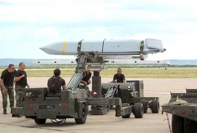 My don hau het ten lua hanh trinh tang hinh JASSM-ER toi Iran hinh anh