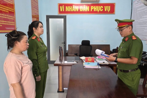 Bat khan cap nguoi phu nu danh 2 nhan vien gac chan duong sat hinh anh