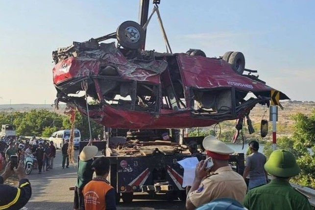 Xe khach lao xuong vuc o Lam Dong da qua 16 nam su dung hinh anh