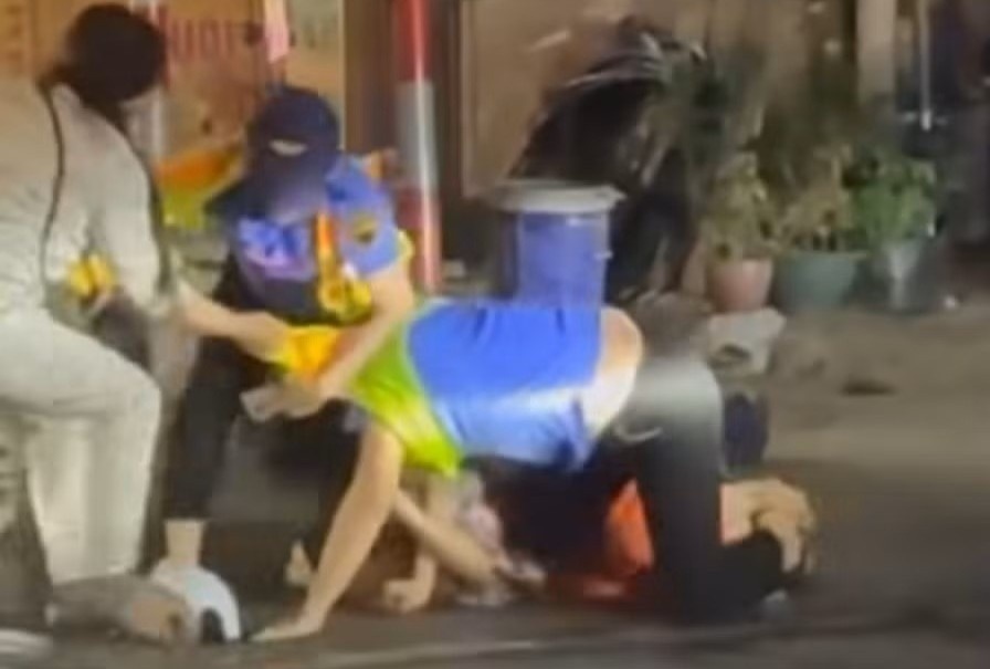 Nguoi phu nu vuot rao chan tau, hanh hung hai nhan vien duong sat hinh anh