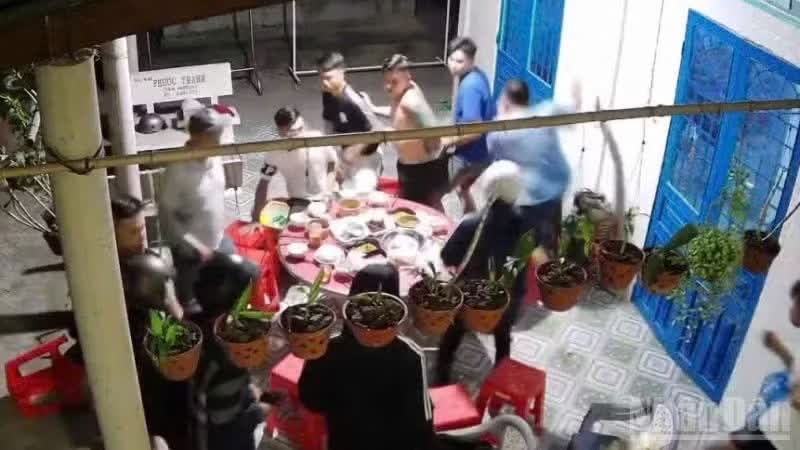 Truy bat nhom doi tuong xong vao nha dan, cam vat giong sung ban nguoi hinh anh