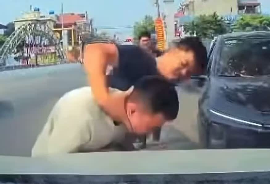 Cong an xac minh clip nguoi dan ong bi bop co, hanh hung tren duong hinh anh