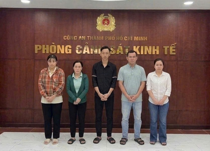 Trum my pham gia,  Cong ty Hikachi,  Doanh nghiep Hikachi,  Giam doc Hikachi anh 1