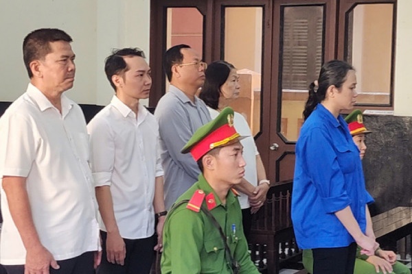 Loat can bo vuong lao ly vi de cap duoi tham o tai san hinh anh