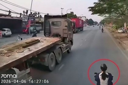 Co gai ke phut hoang loan khi bi xe tai keo le ca tram met hinh anh