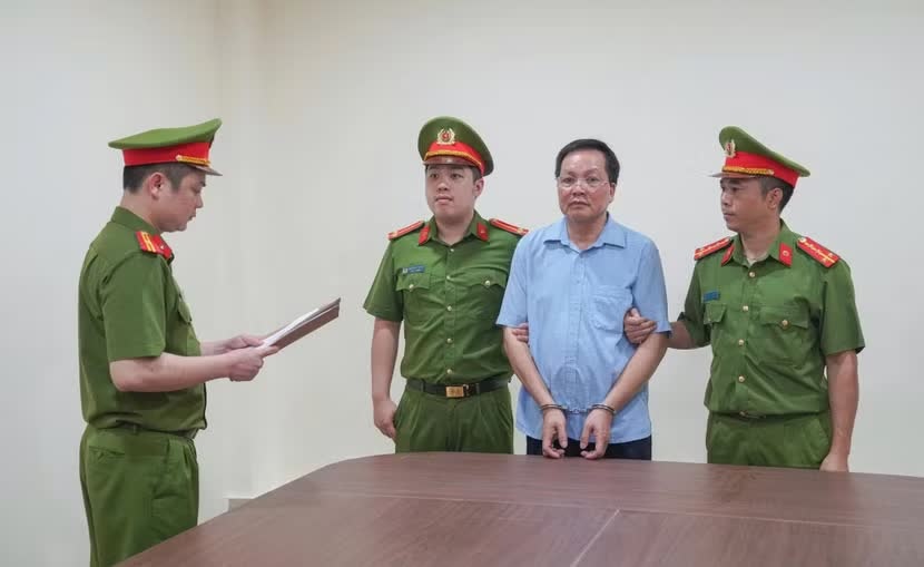 Bat giam giam doc,  hieu truong,  ke toan anh 1