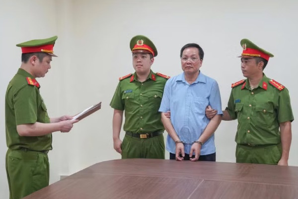 Bat giam doc va hieu truong 'an chan' tien tro cap cua nguoi yeu the hinh anh