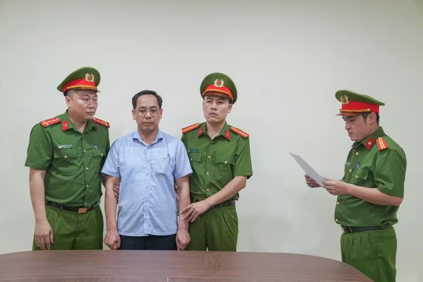 Bat giam giam doc,  hieu truong,  ke toan anh 3