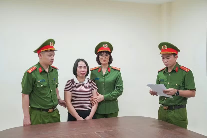 Bat giam giam doc,  hieu truong,  ke toan anh 4