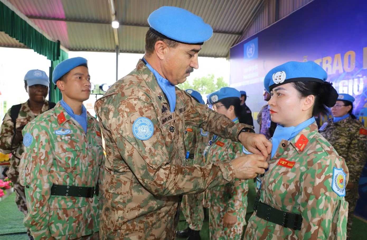 Quan doi tuyen nhan su chat luong cao lam viec o Tru so Lien Hop Quoc hinh anh