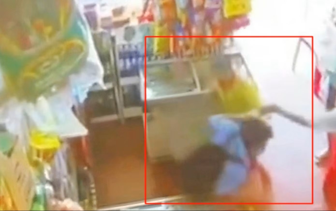 Xac minh vu nam sinh lop 7 bi danh o tiem tap hoa hinh anh