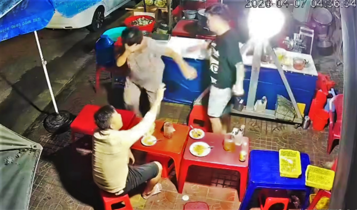 Nguoi dan ong nho nuoc bot vao nguoi phu nu o Gia Lai hinh anh