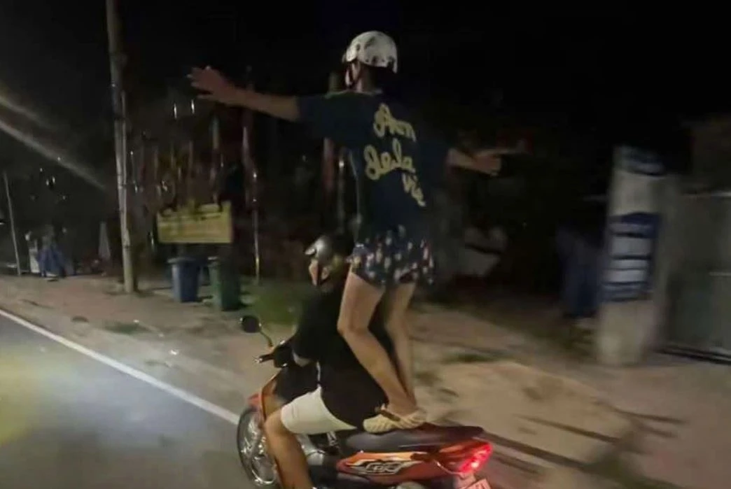 Hai nam sinh lam xiec tren xe may de quay TikTok o TP.HCM hinh anh