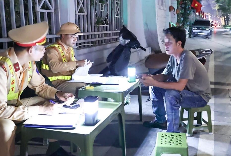 Uong bia cho do nong, tai xe nhan trat phat 9 trieu hinh anh