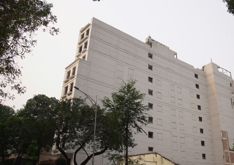 Thao do khach san 9 tang sat ho Hoan Kiem hinh anh