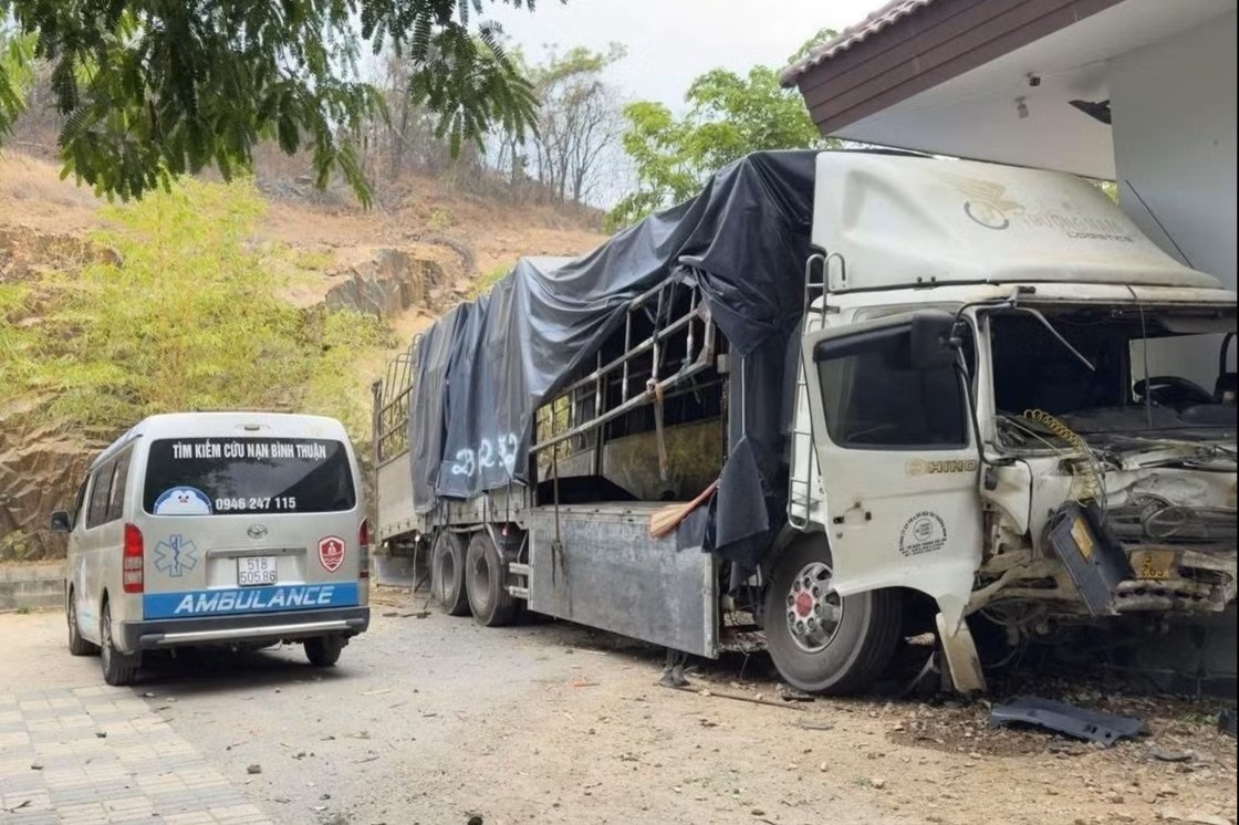 Xe tai lao xuong tu nui Ta Zon, 3 nguoi tu vong hinh anh