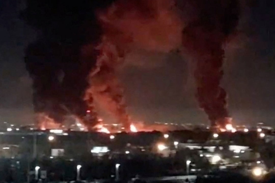 Sat gio G, TT Trump dong y dung khong kich Iran trong 2 tuan hinh anh