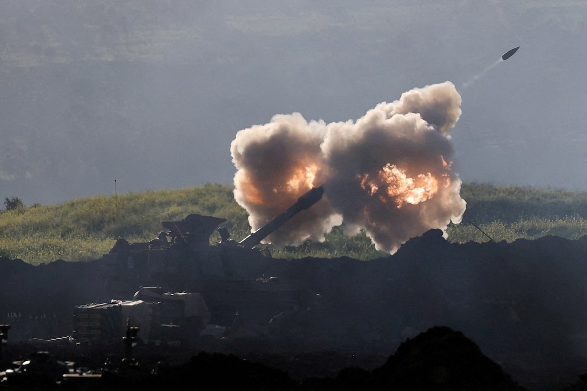 Iran: Ngon tay chung toi luon dat tren co sung hinh anh
