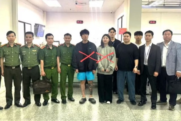 Bat gon 2 doi tuong nguoi Han Quoc bi truy na 'do' hinh anh