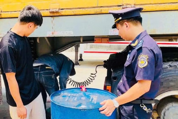 Bat giu doi tuong buon lau gan 1.300 lit dau hinh anh