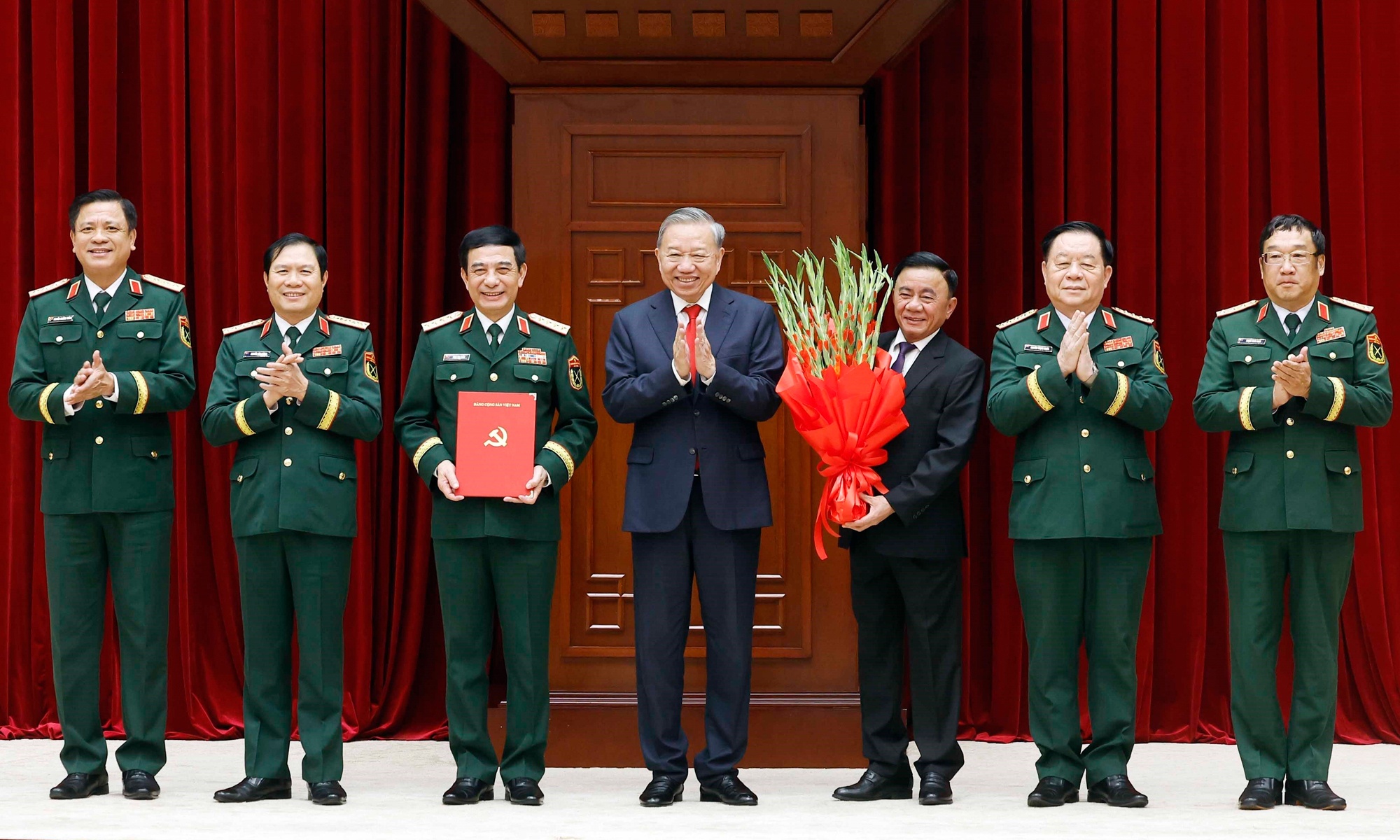 Quan uy Trung uong anh 1