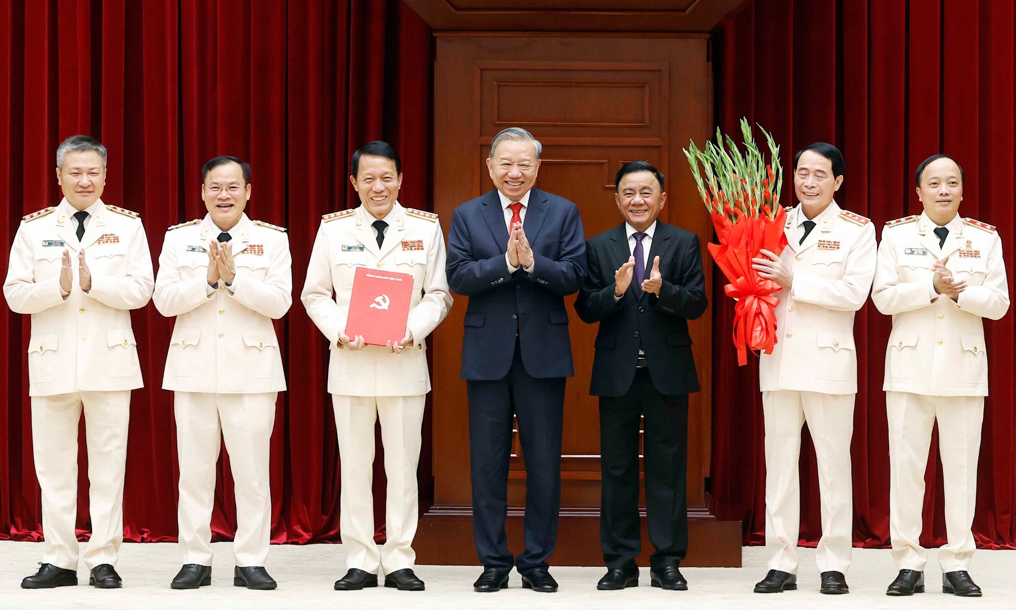 Quan uy Trung uong anh 2