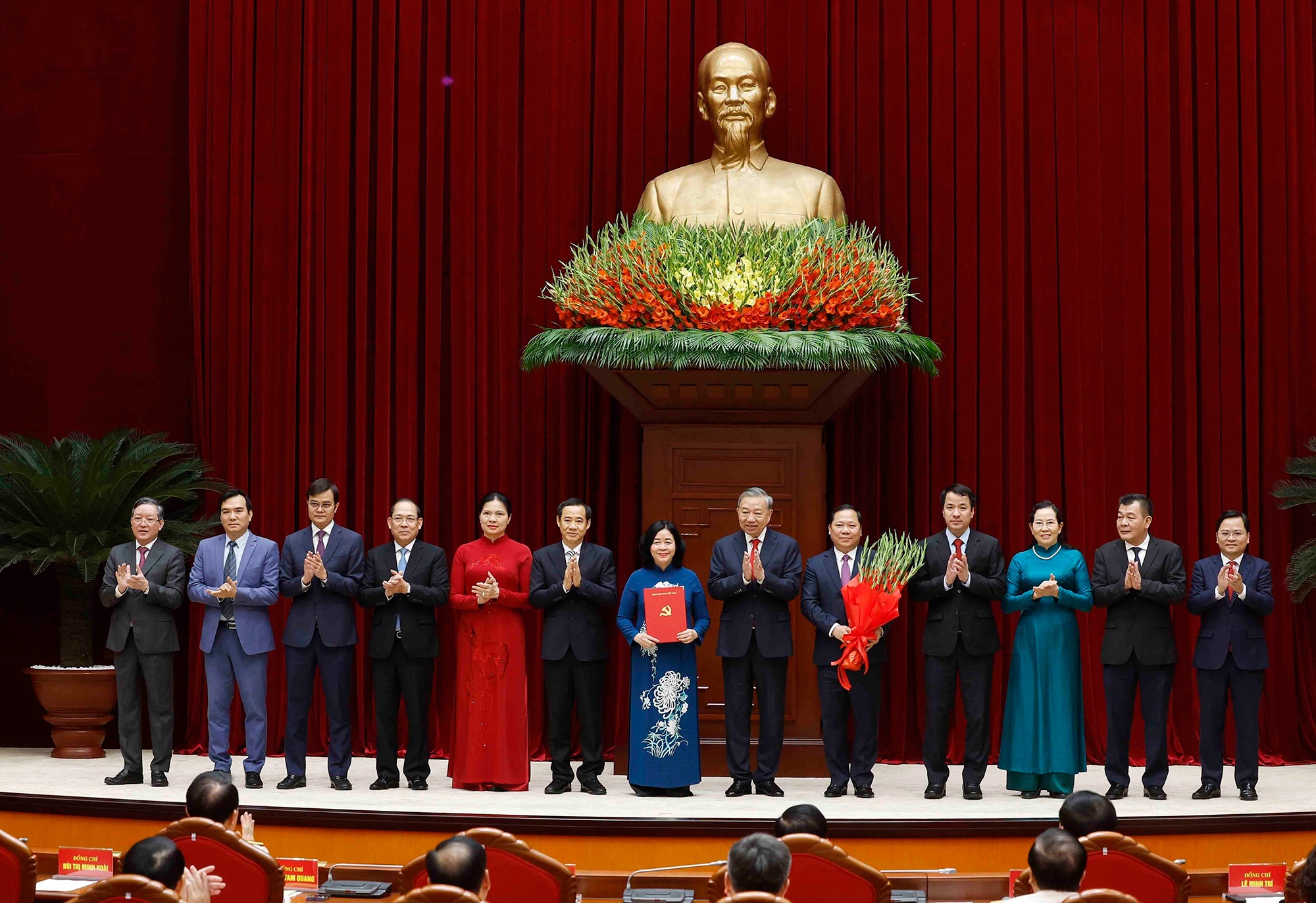 Quan uy Trung uong anh 4