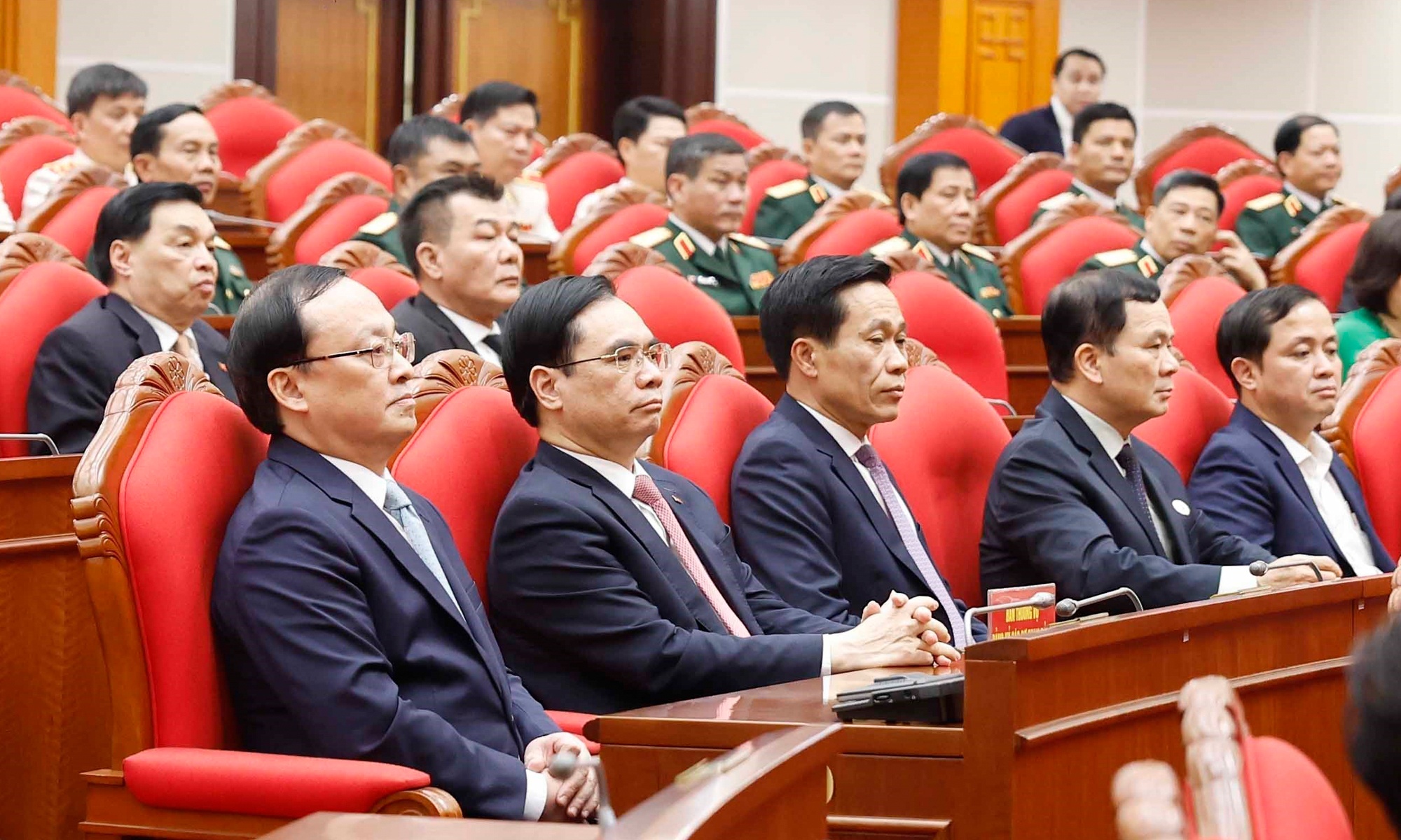 Quan uy Trung uong anh 6