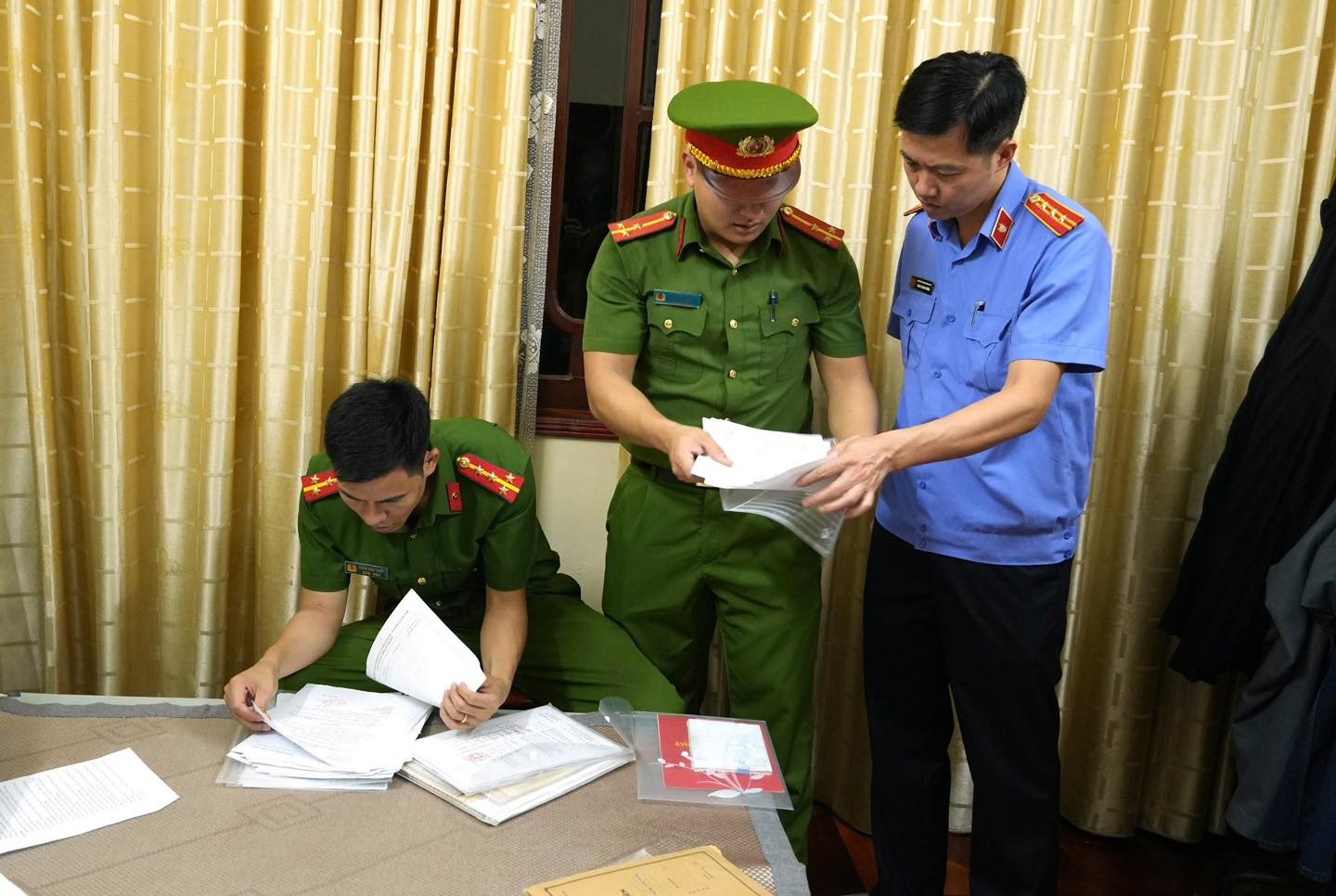 xa hoi den,  nup bong doanh nghiep,  Hoang Trong Loi anh 6