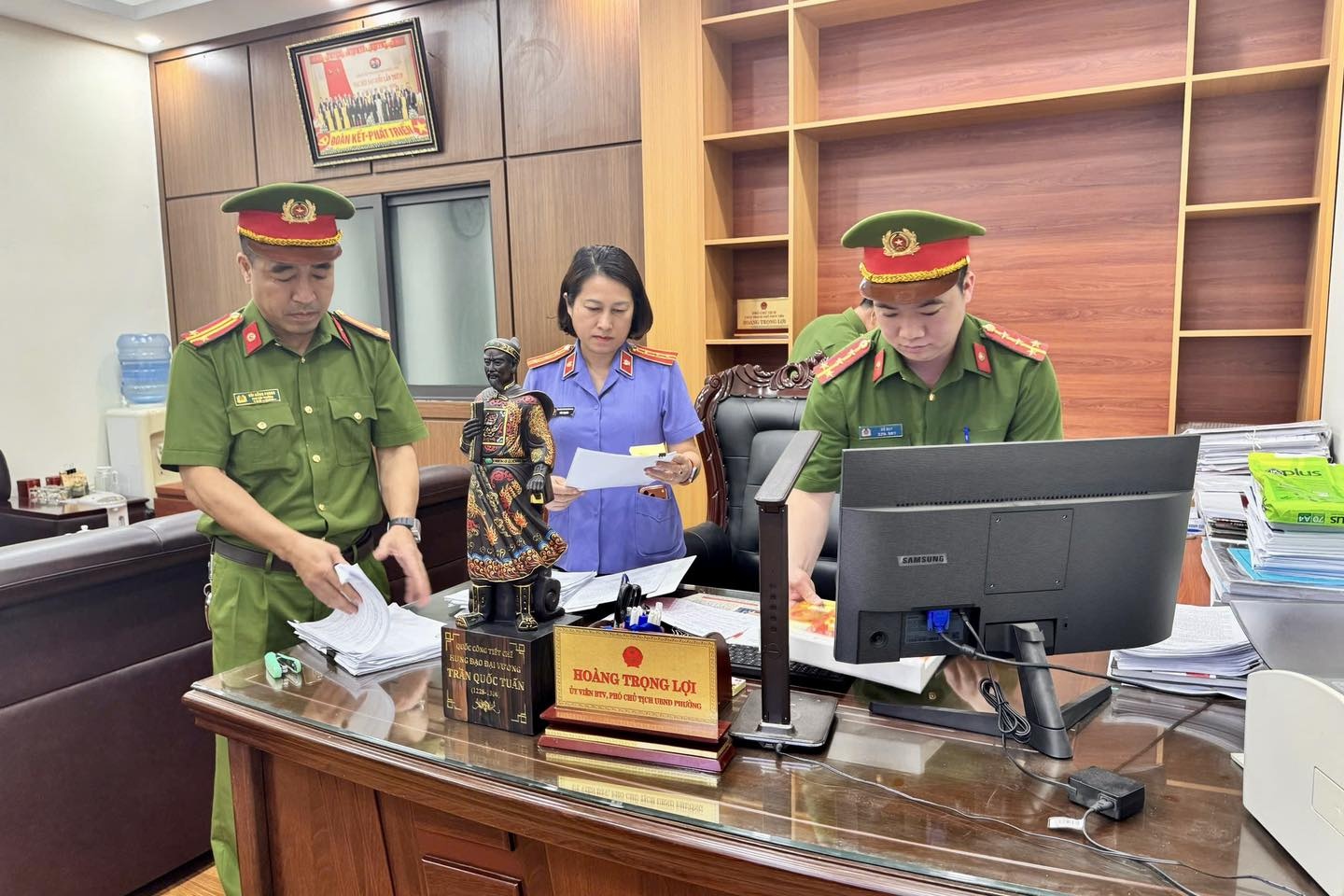 xa hoi den,  nup bong doanh nghiep,  Hoang Trong Loi anh 3